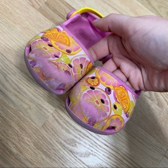 Crocs Oranges Fruit Print Sandals Sz 9 Toddler - Picture 4 of 6